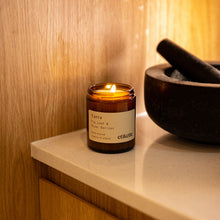 Load image into Gallery viewer, Etikette Yarra in Fig Leaf &amp; River Berries Soy Candle
